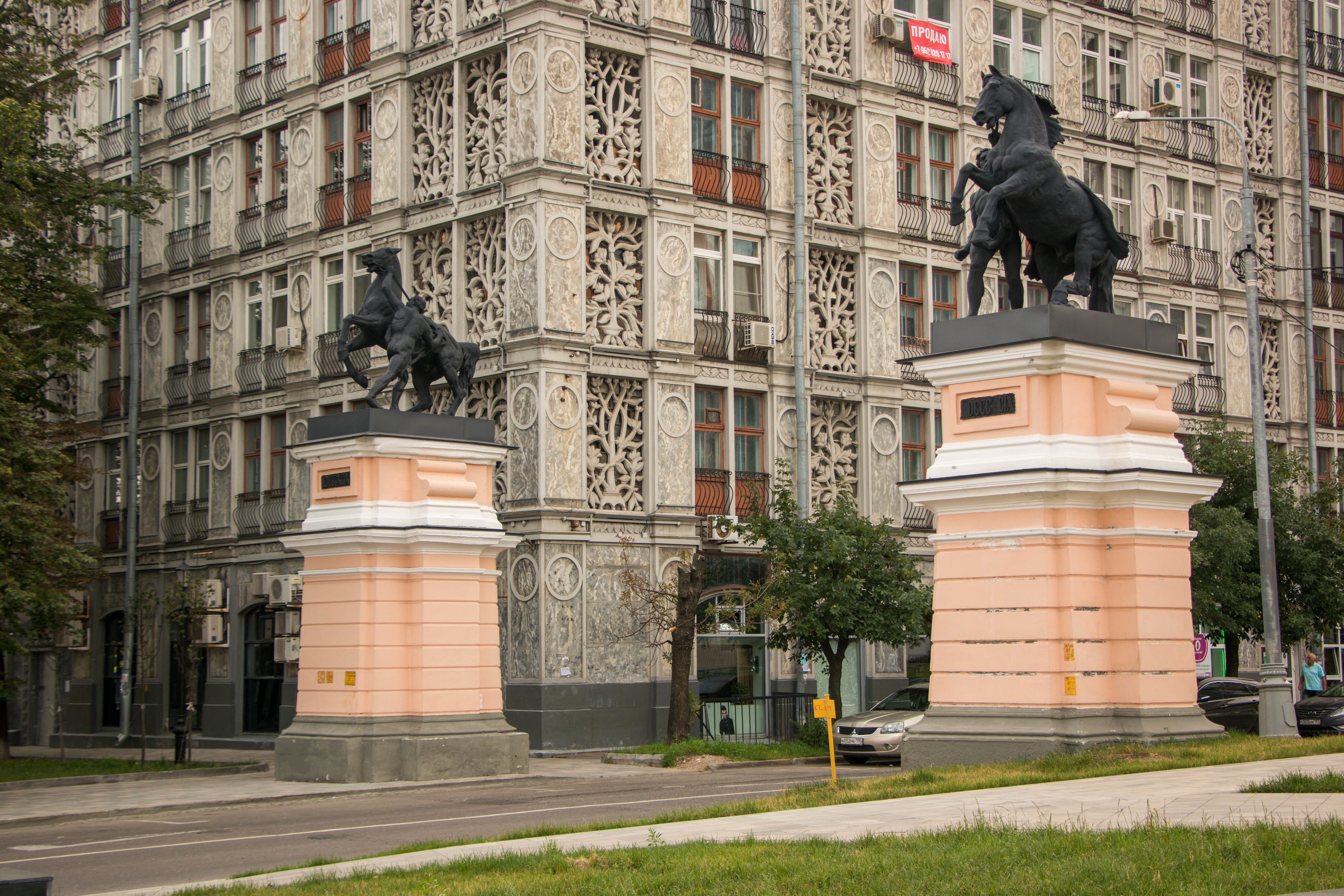 Конные скульптурные группы